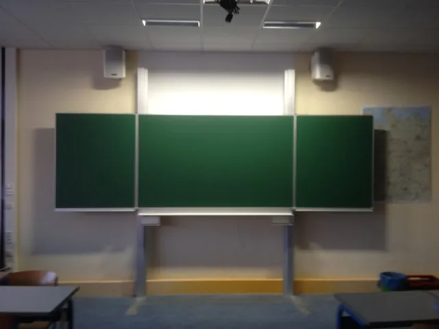 Dreiteilige grüne Klapptafel an Hubsäulen
