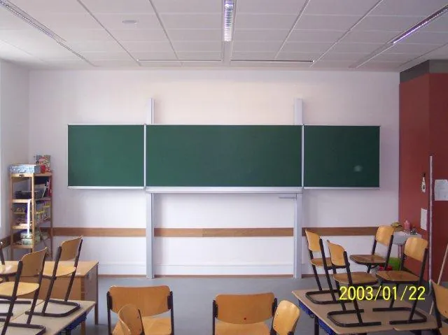 Dreiteilige grüne Klappschiebetafel in einem Klassenzimmer
