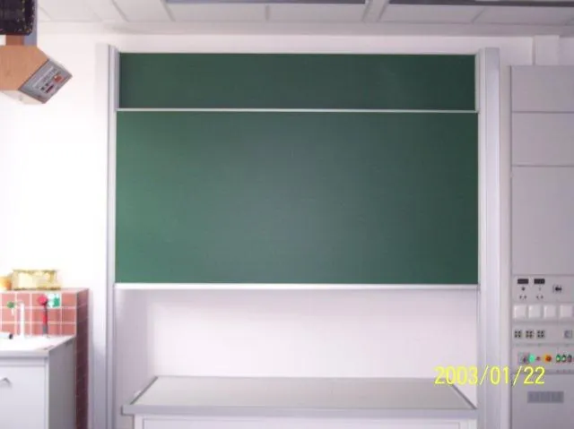 Grüne, höhenverstellbare Doppeltafel an weißer Wand