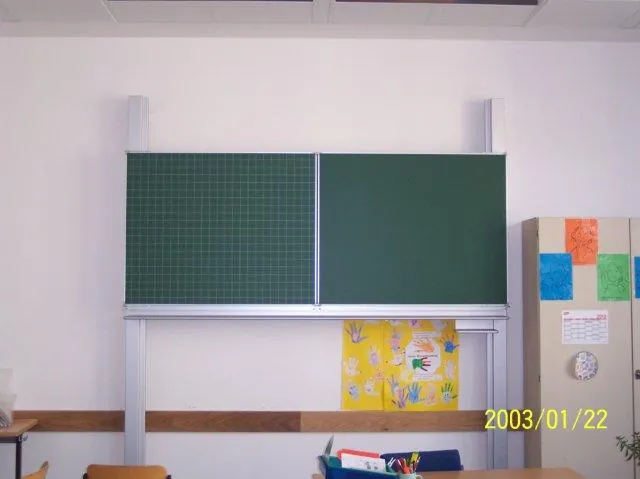 Zweiteilige grüne Tafel an Wandschienen