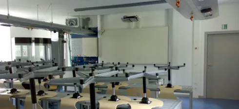 Großer Unterrichtsraum mit Whiteboard und Deckenbeamer