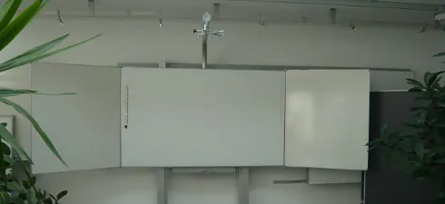 Whiteboard mit seitlichem Klappflügel und Beamer